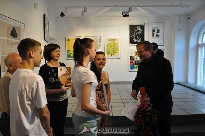 Wernisaż wystawy pt. „Plakaty” [16.05.2013] - zdjęcie #13 - eOstroleka.pl
