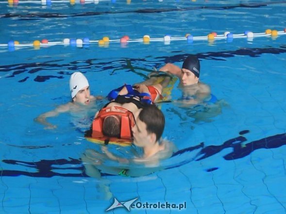 Park Wodny Aquarium: Pokaz ratownictwa wodnego dla Szkoły Promocji Zdrowia [20.05.2013] - zdjęcie #1 - eOstroleka.pl