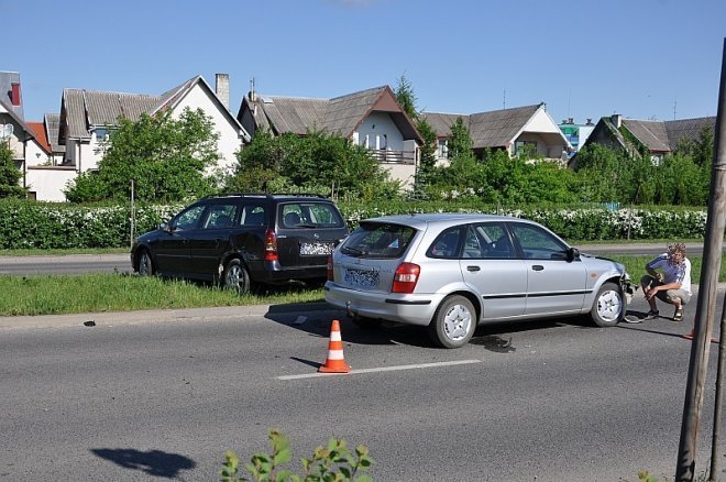 Ul. Bohaterów Warszawy: Kolizja opla i mazdy, jedna osoba trafiła do szpitala [21.05.2013] - zdjęcie #9 - eOstroleka.pl