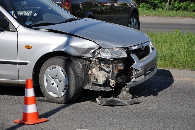 Ul. Bohaterów Warszawy: Kolizja opla i mazdy, jedna osoba trafiła do szpitala [21.05.2013] - zdjęcie #8 - eOstroleka.pl