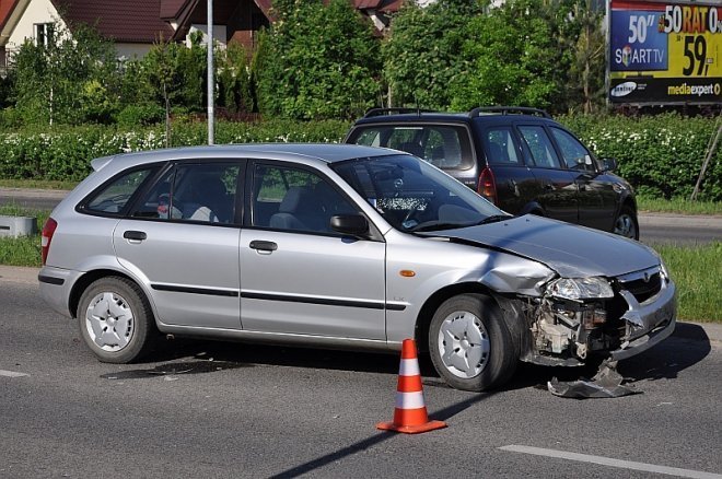 Ul. Bohaterów Warszawy: Kolizja opla i mazdy, jedna osoba trafiła do szpitala [21.05.2013] - zdjęcie #7 - eOstroleka.pl