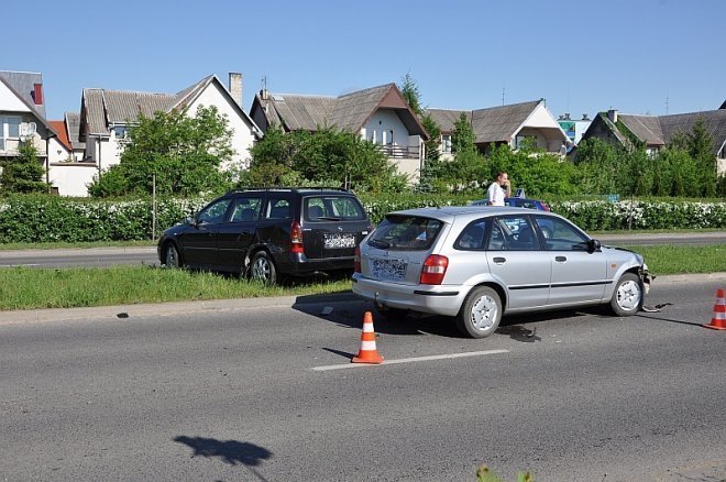 Ul. Bohaterów Warszawy: Kolizja opla i mazdy, jedna osoba trafiła do szpitala [21.05.2013] - zdjęcie #6 - eOstroleka.pl