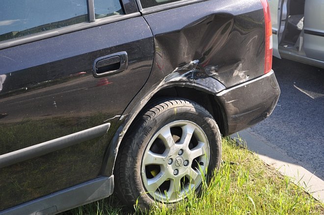 Ul. Bohaterów Warszawy: Kolizja opla i mazdy, jedna osoba trafiła do szpitala [21.05.2013] - zdjęcie #5 - eOstroleka.pl
