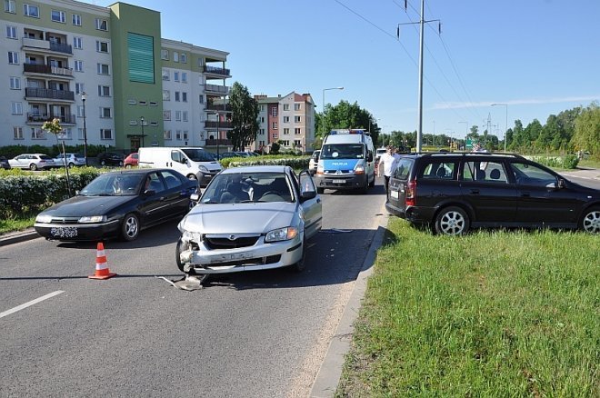 Ul. Bohaterów Warszawy: Kolizja opla i mazdy, jedna osoba trafiła do szpitala [21.05.2013] - zdjęcie #4 - eOstroleka.pl