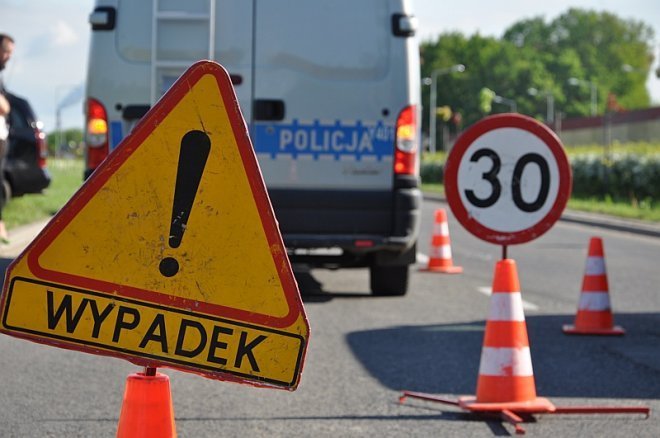 Ul. Bohaterów Warszawy: Kolizja opla i mazdy, jedna osoba trafiła do szpitala [21.05.2013] - zdjęcie #1 - eOstroleka.pl