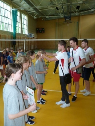 Siatkarze Energi Pekpolu odwiedzili szkolny turniej w Kadzidle (16.05.2013) - zdjęcie #8 - eOstroleka.pl