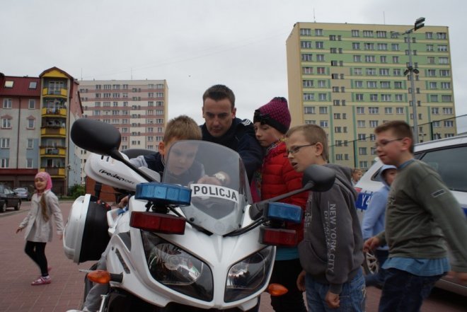 Motocykliści u dzieci ze szkoły Podstawowej nr 1 - zdjęcie #2 - eOstroleka.pl