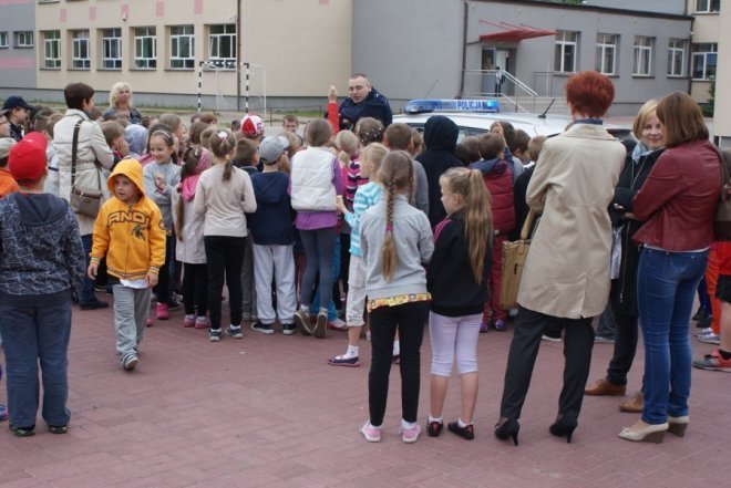 Motocykliści u dzieci ze szkoły Podstawowej nr 1 - zdjęcie #5 - eOstroleka.pl