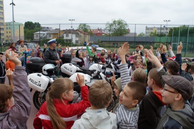 Motocykliści u dzieci ze szkoły Podstawowej nr 1 - zdjęcie #6 - eOstroleka.pl