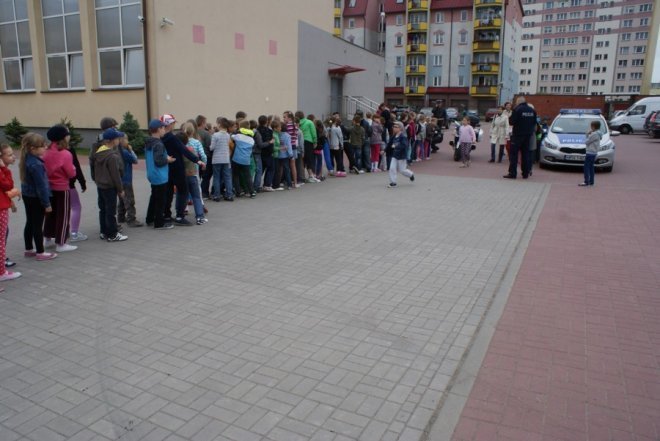 Motocykliści u dzieci ze szkoły Podstawowej nr 1 - zdjęcie #3 - eOstroleka.pl