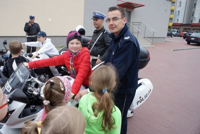 Motocykliści u dzieci ze szkoły Podstawowej nr 1 - zdjęcie #2 - eOstroleka.pl
