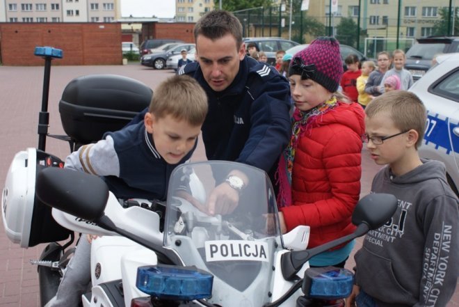 Motocykliści u dzieci ze szkoły Podstawowej nr 1 - zdjęcie #9 - eOstroleka.pl