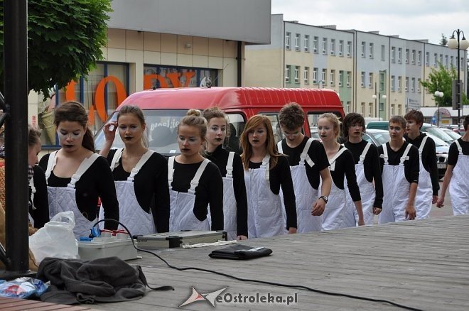 Performance na finał „Poligonu Teatralnego” [28.05.2013] - zdjęcie #1 - eOstroleka.pl