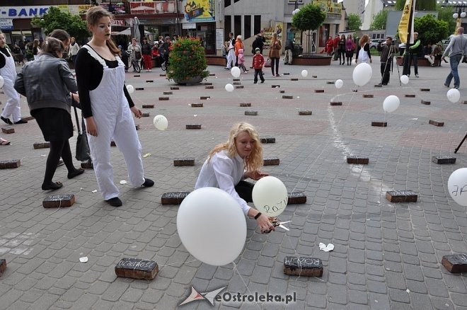 Performance na finał „Poligonu Teatralnego” [28.05.2013] - zdjęcie #13 - eOstroleka.pl