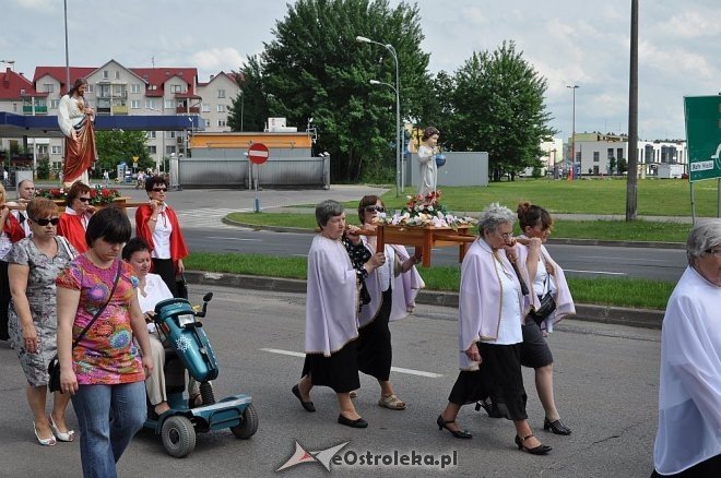 Boże Ciało: Procesja parafii pw. Zbawiciela Świata [30.05.2013] - zdjęcie #10 - eOstroleka.pl