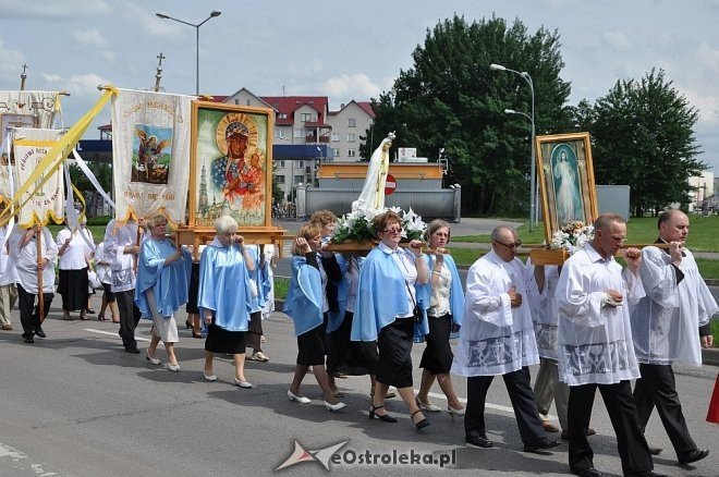 Boże Ciało: Procesja parafii pw. Zbawiciela Świata [30.05.2013] - zdjęcie #13 - eOstroleka.pl
