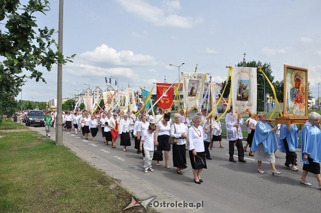 Boże Ciało: Procesja parafii pw. Zbawiciela Świata [30.05.2013] - zdjęcie #14 - eOstroleka.pl