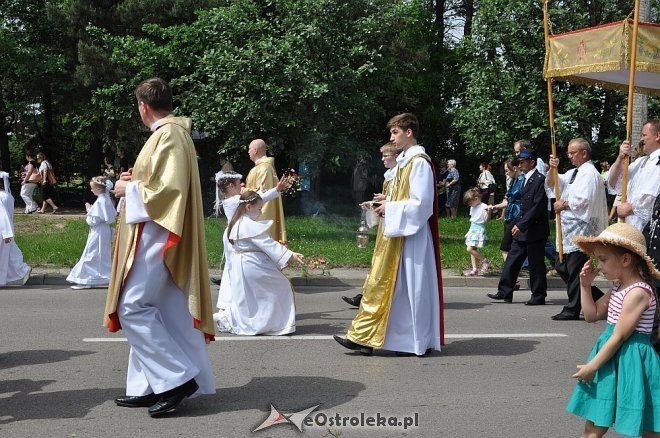 Boże Ciało: Procesja parafii pw. Zbawiciela Świata [30.05.2013] - zdjęcie #7 - eOstroleka.pl