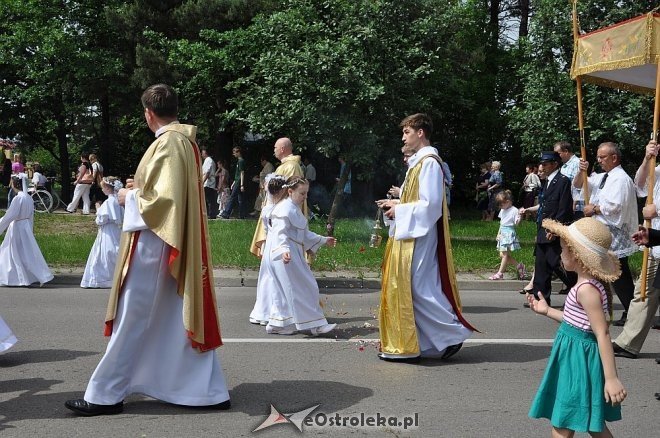 Boże Ciało: Procesja parafii pw. Zbawiciela Świata [30.05.2013] - zdjęcie #45 - eOstroleka.pl