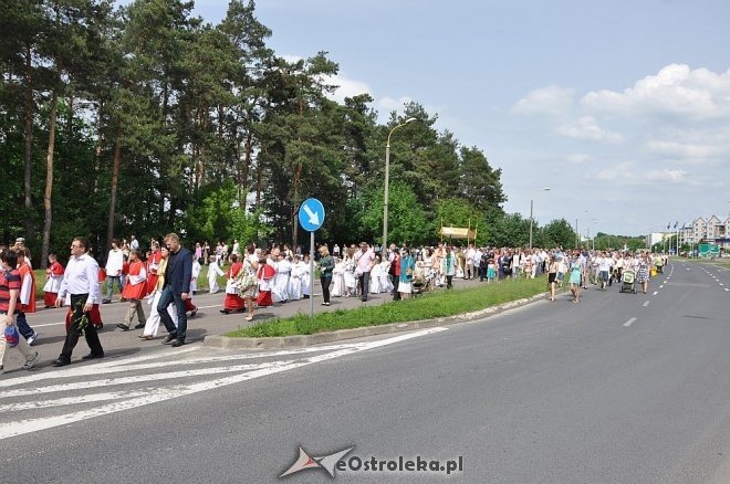 Boże Ciało: Procesja parafii pw. Zbawiciela Świata [30.05.2013] - zdjęcie #1 - eOstroleka.pl