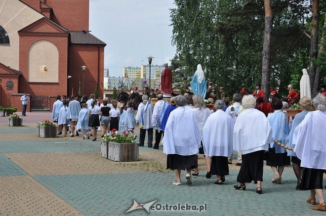 Boże Ciało: Procesja parafii pw. Zbawiciela Świata [30.05.2013] - zdjęcie #16 - eOstroleka.pl