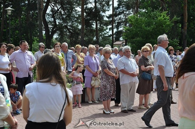 Boże Ciało: Procesja parafii pw. Zbawiciela Świata [30.05.2013] - zdjęcie #4 - eOstroleka.pl