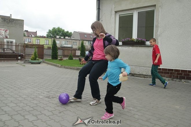 Dzień Dziecka stowarzyszenia Pomocna Dłoń [01.06.2013] - zdjęcie #30 - eOstroleka.pl