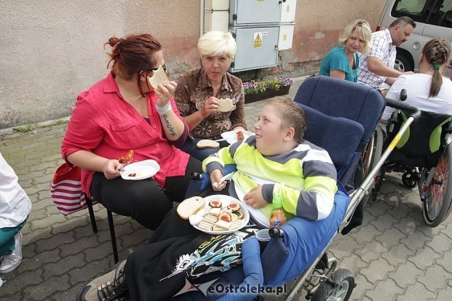 Dzień Dziecka stowarzyszenia Pomocna Dłoń [01.06.2013] - zdjęcie #7 - eOstroleka.pl