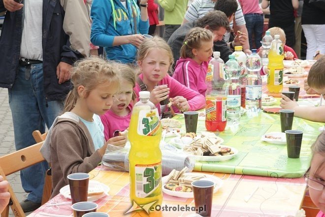 Dzień Dziecka stowarzyszenia Pomocna Dłoń [01.06.2013] - zdjęcie #4 - eOstroleka.pl