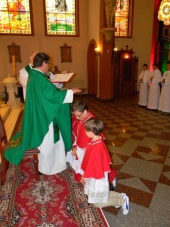 Parafia Zbawiciela Świata: Nowi Ministranci, Lektorzy i Ceremoniarze - zdjęcie #17 - eOstroleka.pl