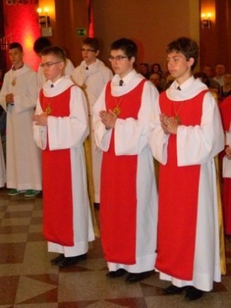 Parafia Zbawiciela Świata: Nowi Ministranci, Lektorzy i Ceremoniarze - zdjęcie #8 - eOstroleka.pl
