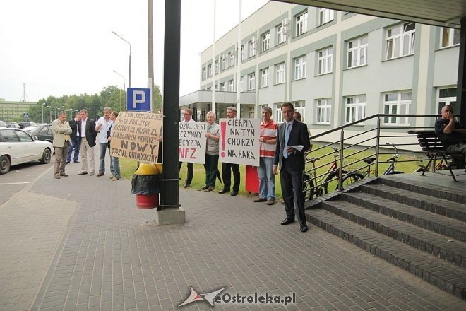 Pikieta pod ostrołęckim szpitalem: „Oddział onkologiczny jest nieczynny decyzją NFZ” [18.06.2013] - zdjęcie #15 - eOstroleka.pl