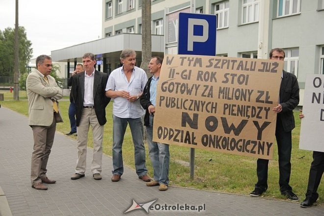 Pikieta pod ostrołęckim szpitalem: „Oddział onkologiczny jest nieczynny decyzją NFZ” [18.06.2013] - zdjęcie #2 - eOstroleka.pl