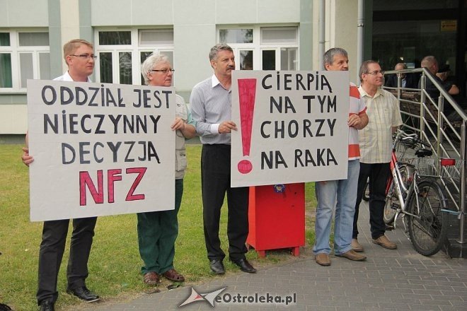 Pikieta pod ostrołęckim szpitalem: „Oddział onkologiczny jest nieczynny decyzją NFZ” [18.06.2013] - zdjęcie #3 - eOstroleka.pl