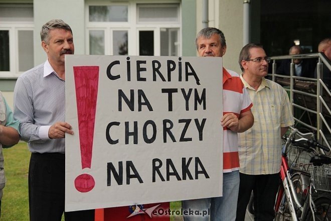 Pikieta pod ostrołęckim szpitalem: „Oddział onkologiczny jest nieczynny decyzją NFZ” [18.06.2013] - zdjęcie #12 - eOstroleka.pl