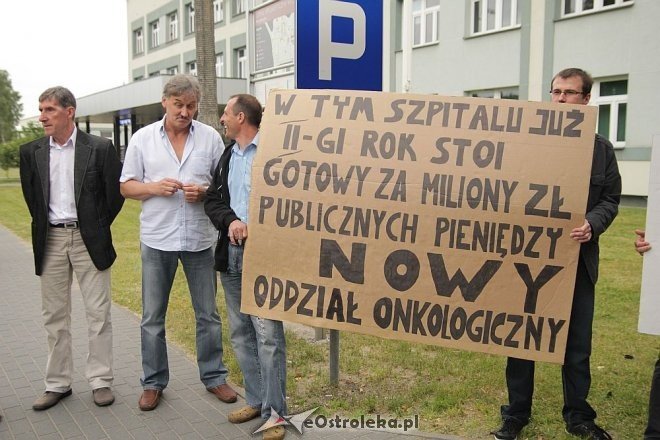 Pikieta pod ostrołęckim szpitalem: „Oddział onkologiczny jest nieczynny decyzją NFZ” [18.06.2013] - zdjęcie #10 - eOstroleka.pl