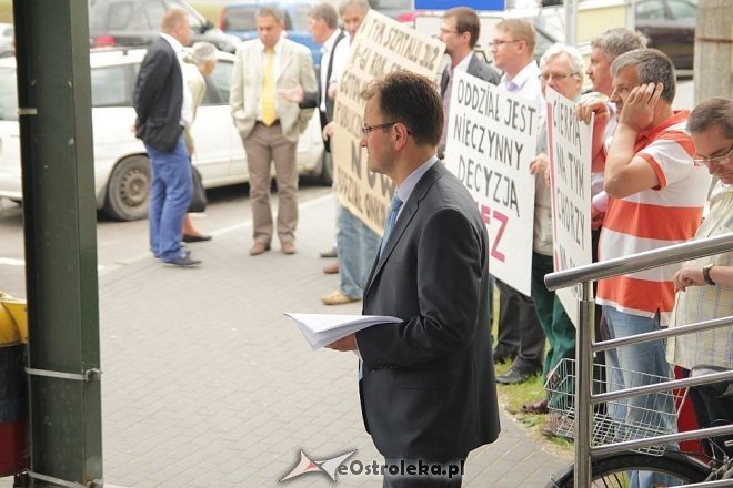 Pikieta pod ostrołęckim szpitalem: „Oddział onkologiczny jest nieczynny decyzją NFZ” [18.06.2013] - zdjęcie #8 - eOstroleka.pl