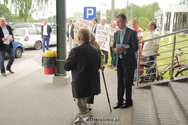 Pikieta pod ostrołęckim szpitalem: „Oddział onkologiczny jest nieczynny decyzją NFZ” [18.06.2013] - zdjęcie #9 - eOstroleka.pl