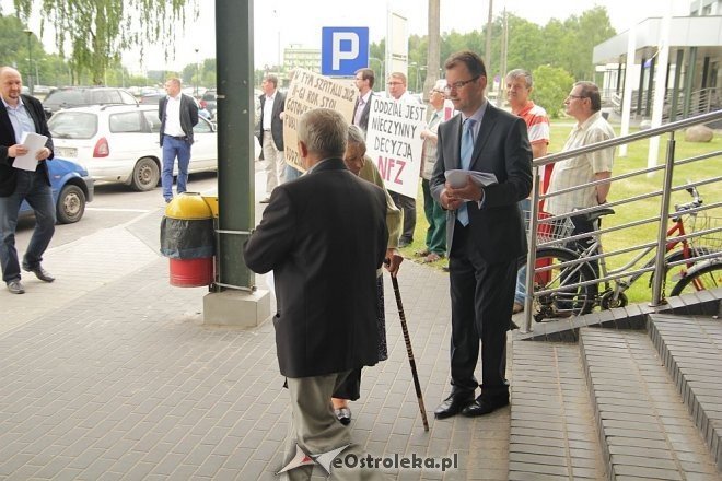 Pikieta pod ostrołęckim szpitalem: „Oddział onkologiczny jest nieczynny decyzją NFZ” [18.06.2013] - zdjęcie #7 - eOstroleka.pl