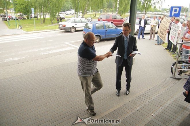 Pikieta pod ostrołęckim szpitalem: „Oddział onkologiczny jest nieczynny decyzją NFZ” [18.06.2013] - zdjęcie #6 - eOstroleka.pl