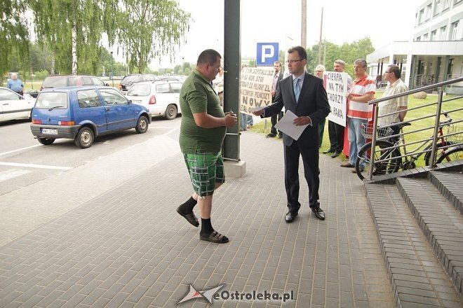 Pikieta pod ostrołęckim szpitalem: „Oddział onkologiczny jest nieczynny decyzją NFZ” [18.06.2013] - zdjęcie #3 - eOstroleka.pl