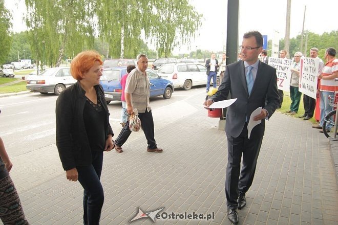 Pikieta pod ostrołęckim szpitalem: „Oddział onkologiczny jest nieczynny decyzją NFZ” [18.06.2013] - zdjęcie #2 - eOstroleka.pl