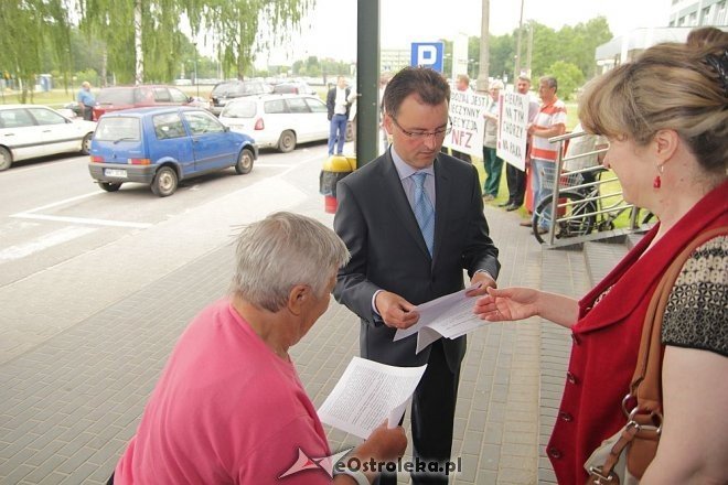 Pikieta pod ostrołęckim szpitalem: „Oddział onkologiczny jest nieczynny decyzją NFZ” [18.06.2013] - zdjęcie #1 - eOstroleka.pl