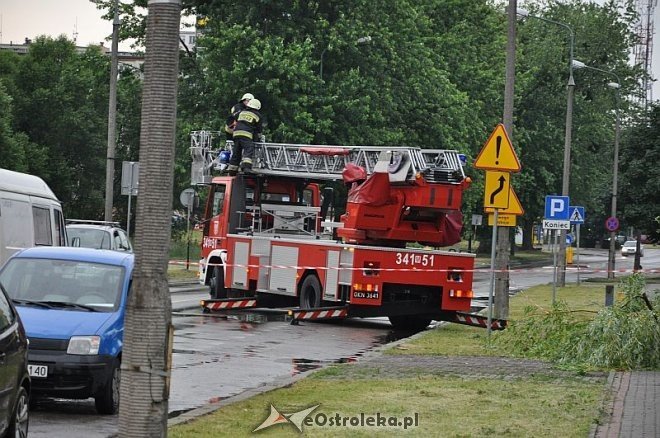 Straż Pożarna: Usuwanie zwisającego konaru [21.06.2013] - zdjęcie #6 - eOstroleka.pl