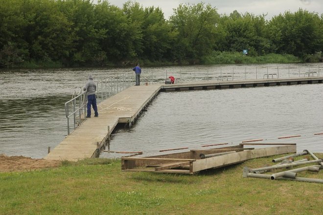 Pomost na plaży miejskiej już rozstawiony [26.06.2013] - zdjęcie #15 - eOstroleka.pl