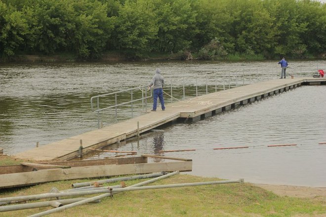 Pomost na plaży miejskiej już rozstawiony [26.06.2013] - zdjęcie #12 - eOstroleka.pl