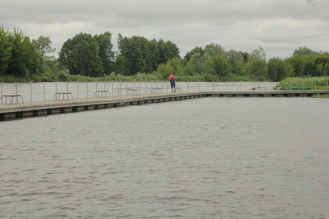 Pomost na plaży miejskiej już rozstawiony [26.06.2013] - zdjęcie #6 - eOstroleka.pl
