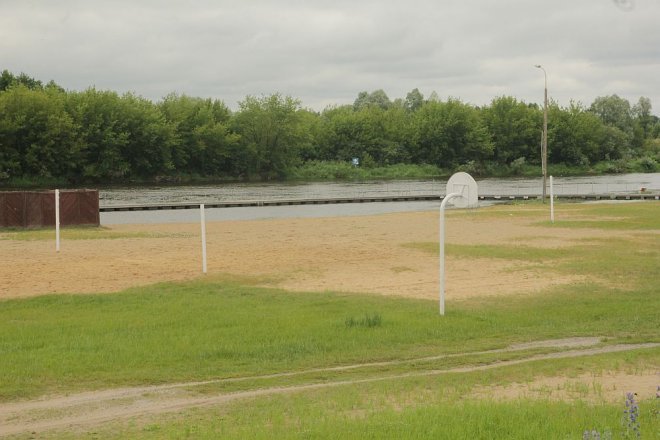 Pomost na plaży miejskiej już rozstawiony [26.06.2013] - zdjęcie #1 - eOstroleka.pl
