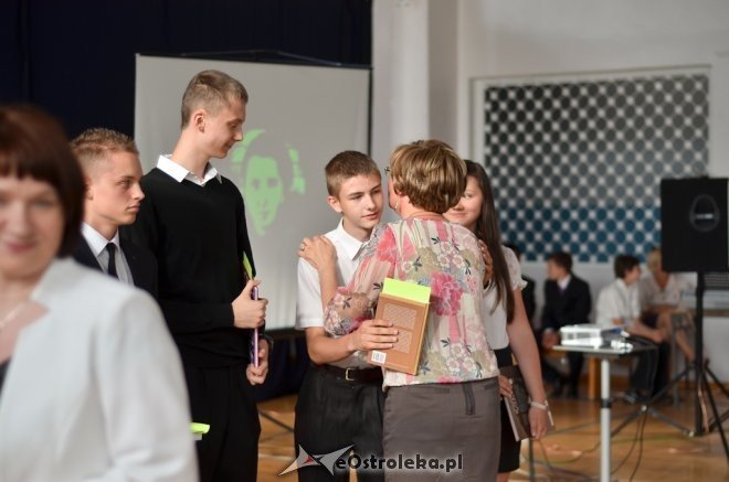 Uroczyste zakończenie roku szkolnego klas 3 w Gimnazjum nr 2 - zdjęcie #9 - eOstroleka.pl