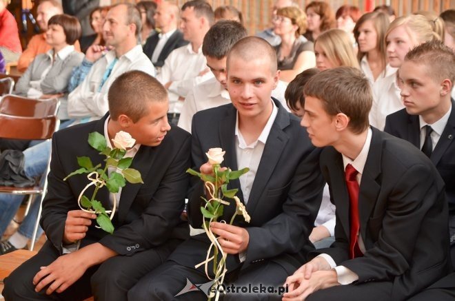 Uroczyste zakończenie roku szkolnego klas 3 w Gimnazjum nr 2 - zdjęcie #1 - eOstroleka.pl
